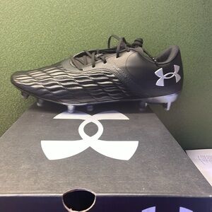 Under armour size 11 in men’s and 12.5 in women’s. New and never worn